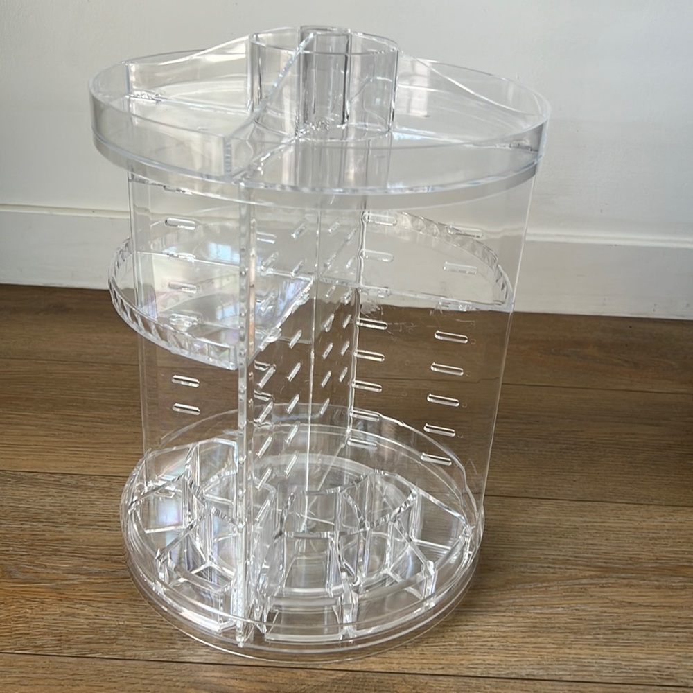Sold!!! 🚨 Acrylic rotating makeup organizer